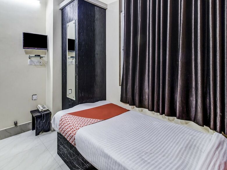 Oyo 27698 Hotel Navneet Residency