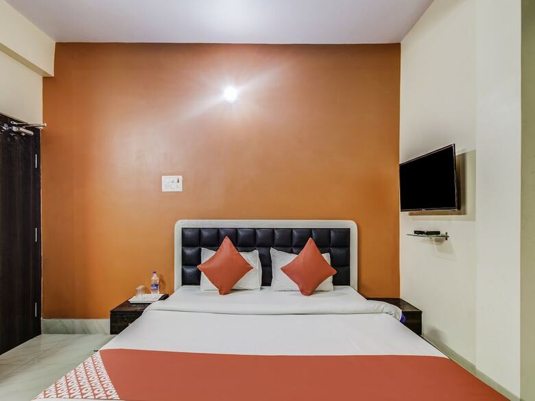 Oyo 27698 Hotel Navneet Residency