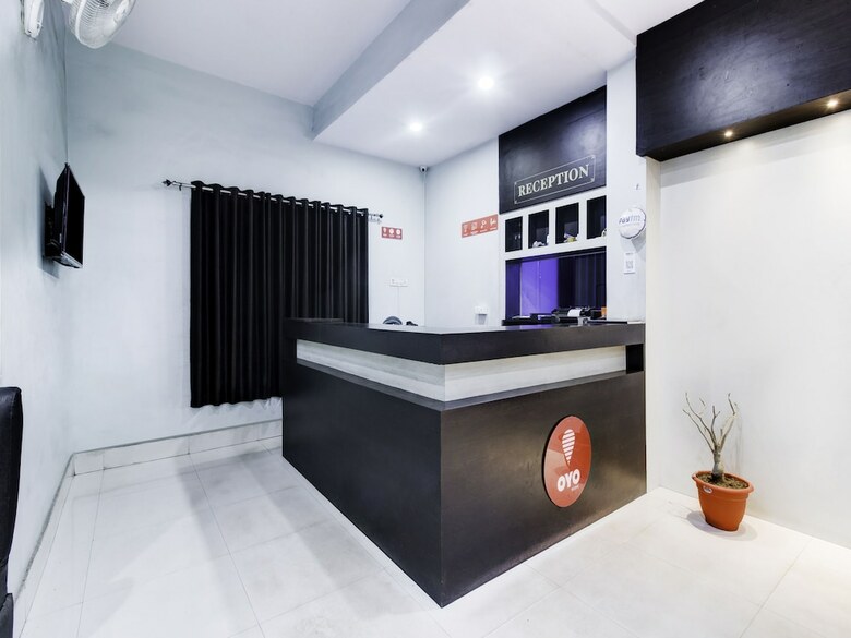 Oyo 27698 Hotel Navneet Residency