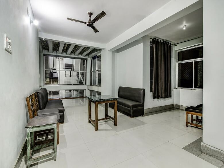 Oyo 27698 Hotel Navneet Residency