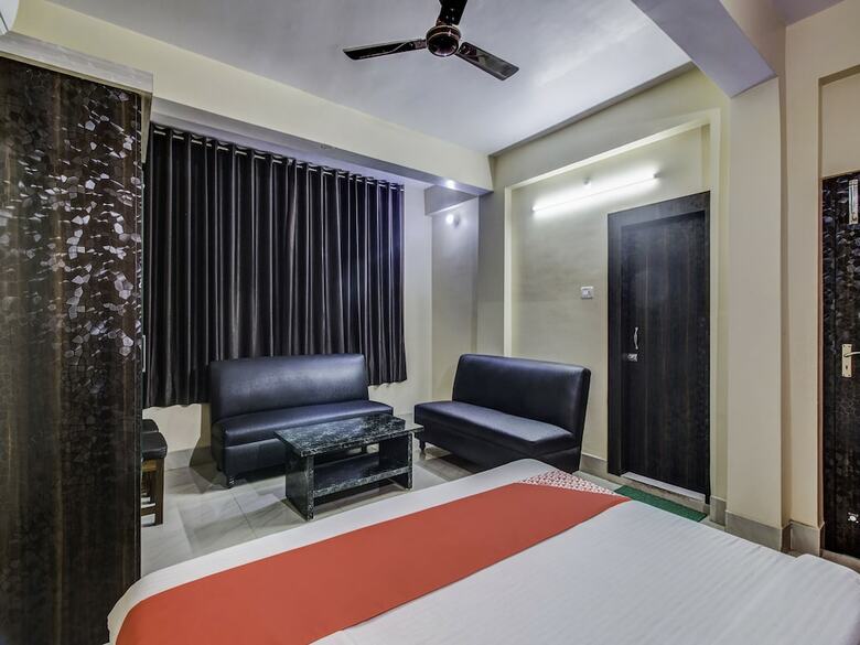 Oyo 27698 Hotel Navneet Residency