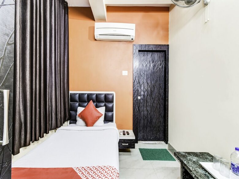 Oyo 27698 Hotel Navneet Residency