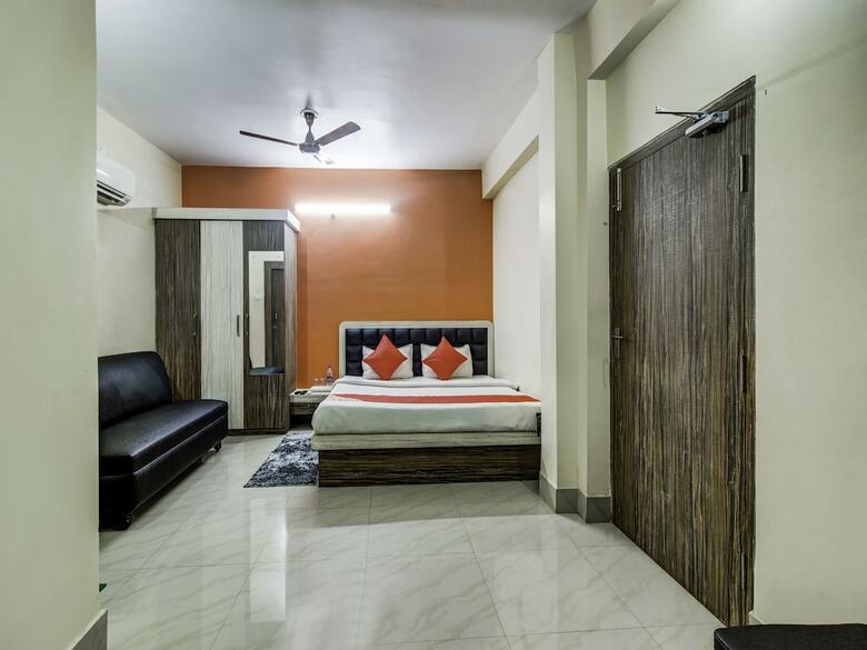 Oyo 27698 Hotel Navneet Residency