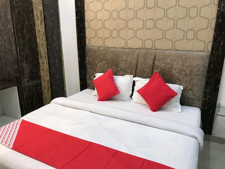 Oyo 15771 4 Season Hotel