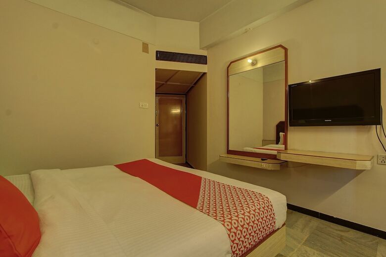 Oyo 24579 Flagship Hotel Padmam