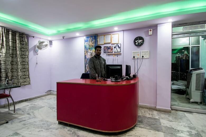 Oyo 24087 Viraj Hotel