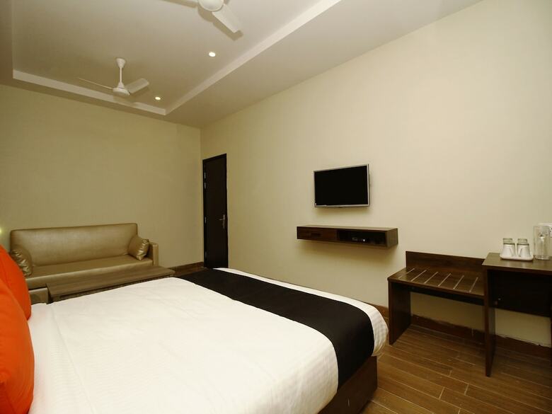 Hotel Capital O 28086 Sindhura Grand