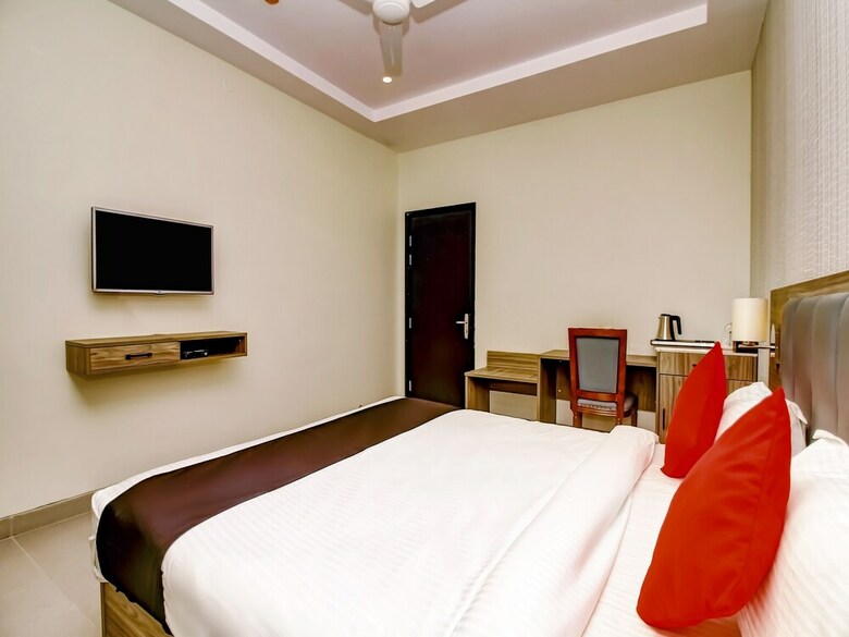 Hotel Capital O 28086 Sindhura Grand