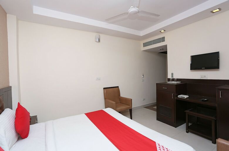 Oyo 4926 Hotel Le Central