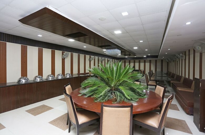 Oyo 4926 Hotel Le Central