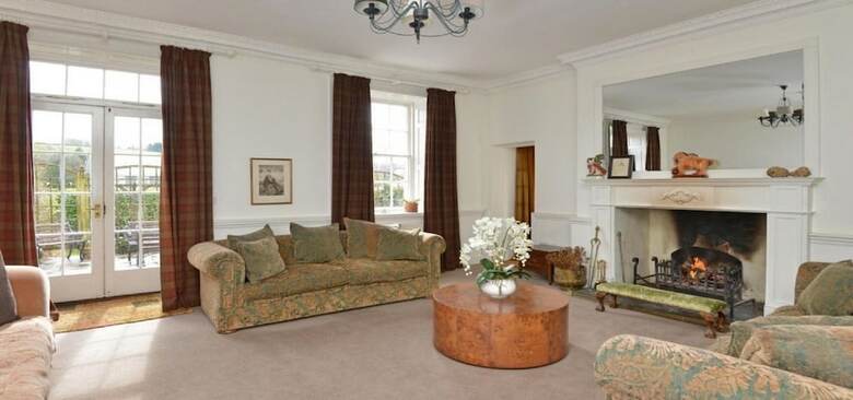 Golden Lion House - Historic Townhouse