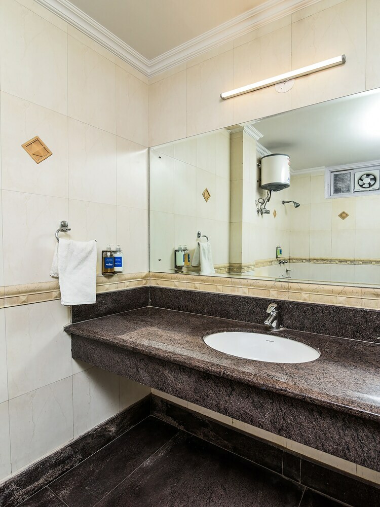 Hotel Oyo 20036 Silverkey Akash Neem Marg