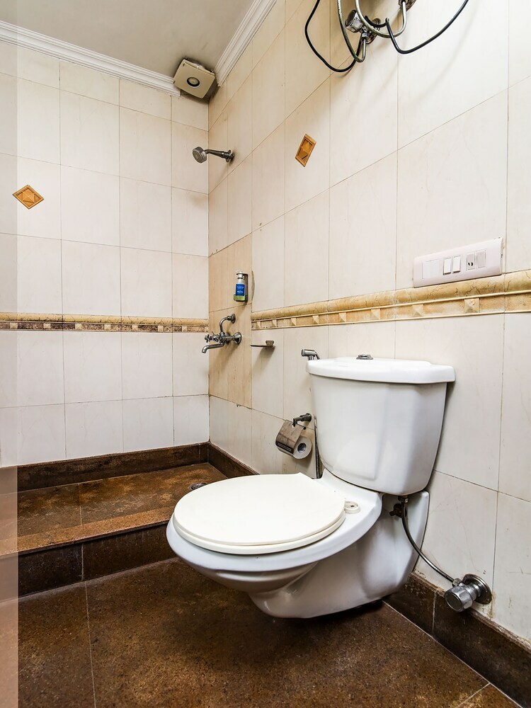 Hotel Oyo 20036 Silverkey Akash Neem Marg
