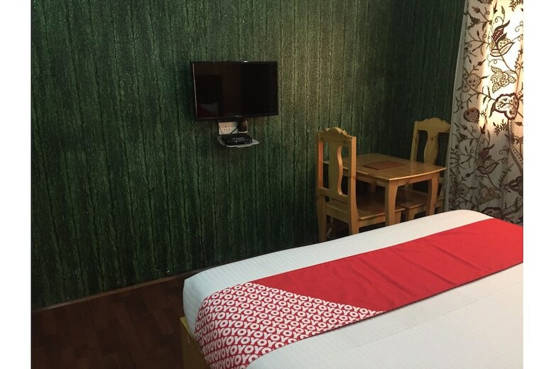 Oyo 27855 Hotel Holiday Villa