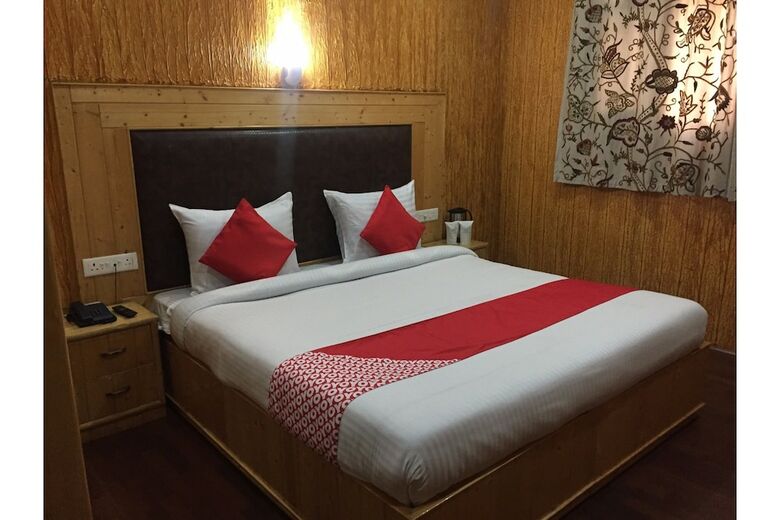 Oyo 27855 Hotel Holiday Villa