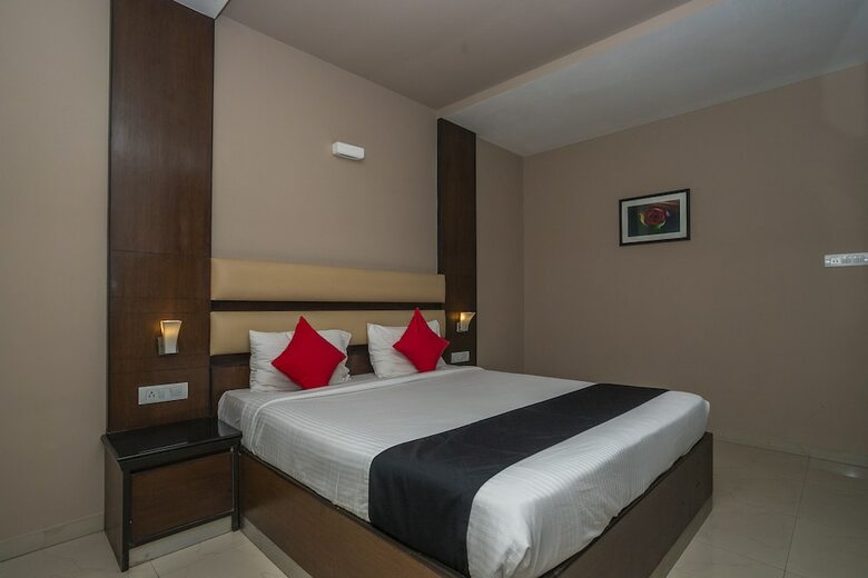 Hotel Capital O 11186 The Lark