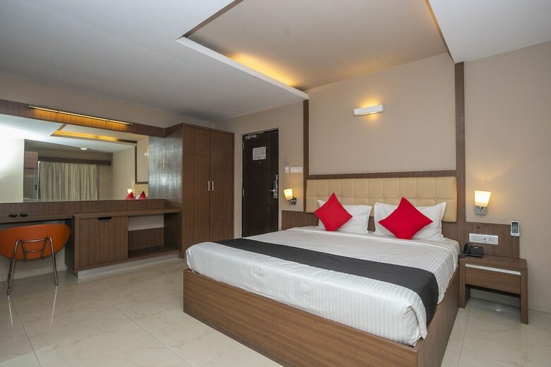 Hotel Capital O 11186 The Lark
