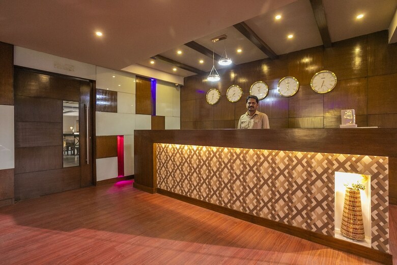 Hotel Capital O 11186 The Lark