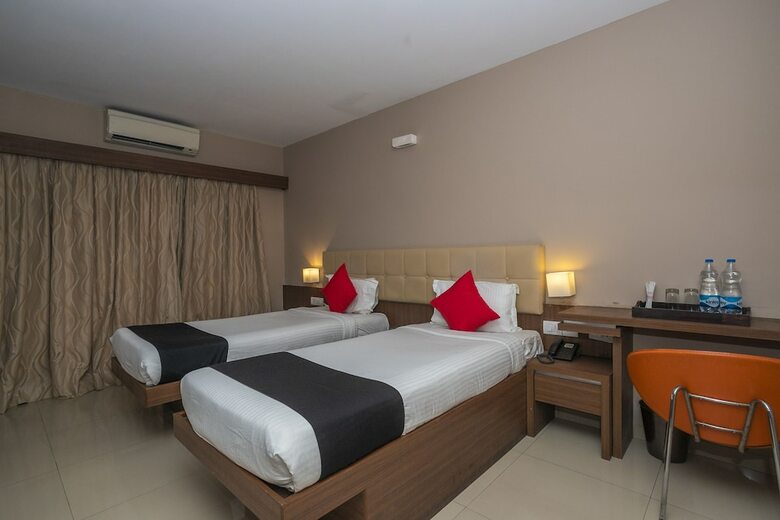Hotel Capital O 11186 The Lark