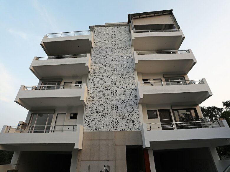 Oyo 14945 Hotel Uk-07