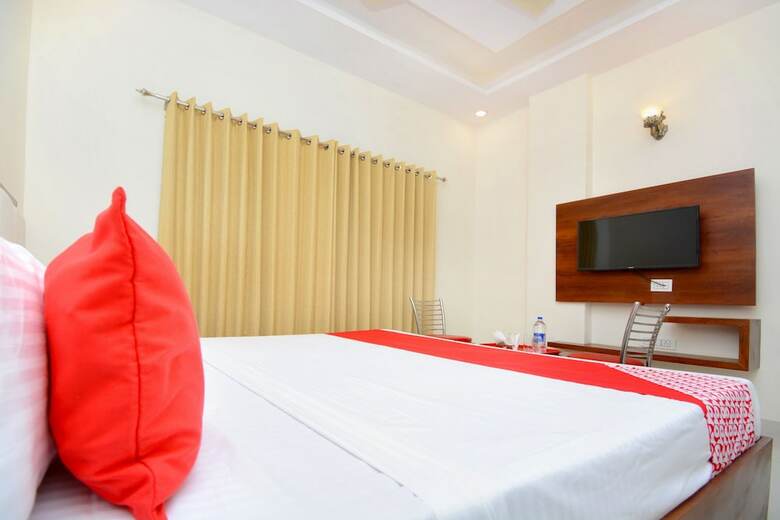 Oyo 27061 Hotel Magnum