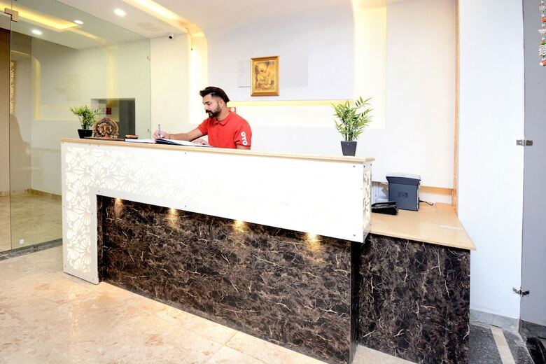 Oyo 27061 Hotel Magnum