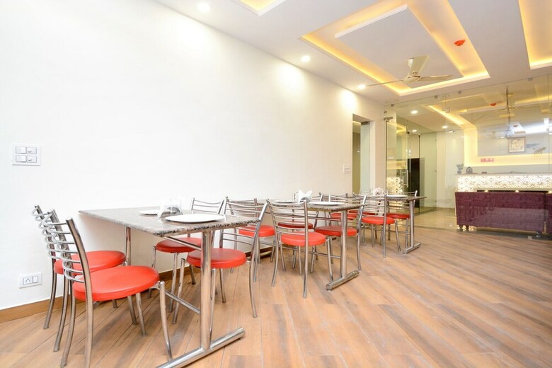 Oyo 27061 Hotel Magnum
