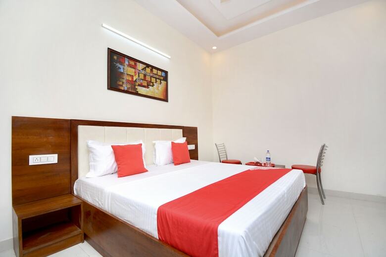 Oyo 27061 Hotel Magnum