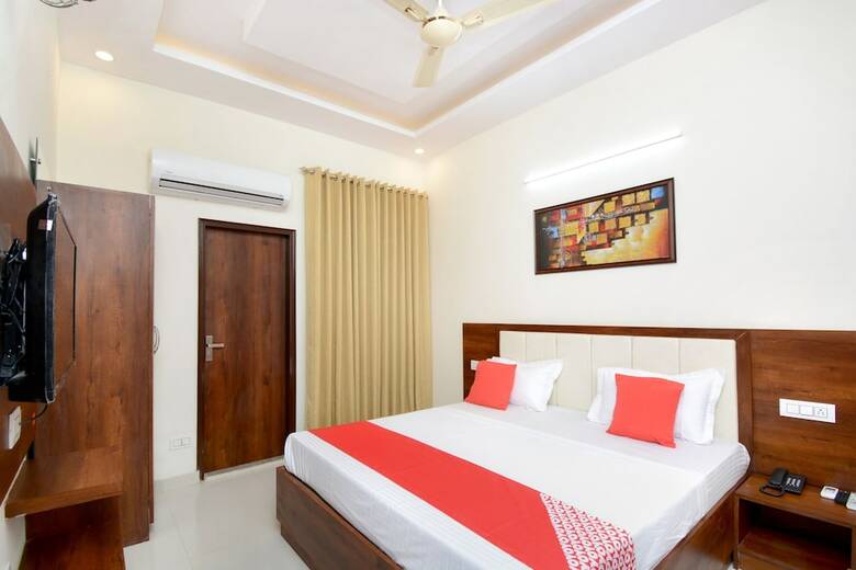 Oyo 27061 Hotel Magnum