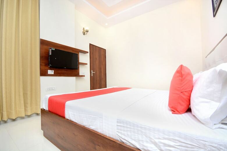 Oyo 27061 Hotel Magnum