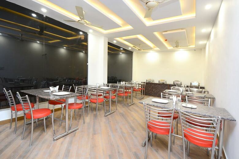 Oyo 27061 Hotel Magnum