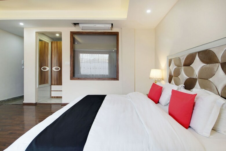 Capital O 28688 The Saffron Hotel