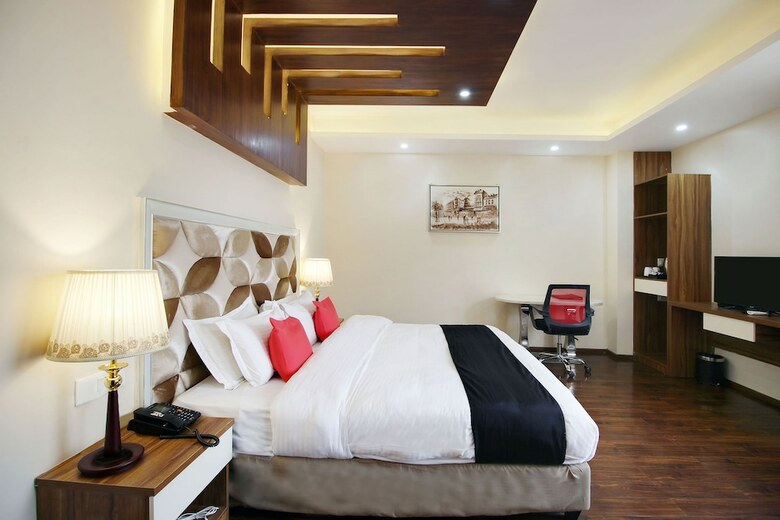 Capital O 28688 The Saffron Hotel