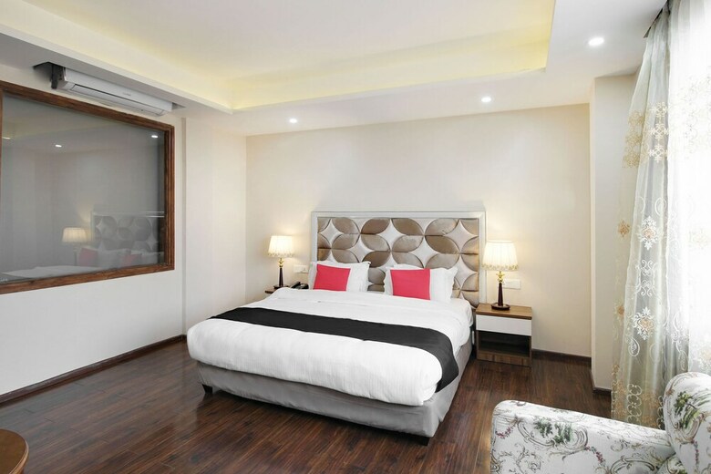 Capital O 28688 The Saffron Hotel