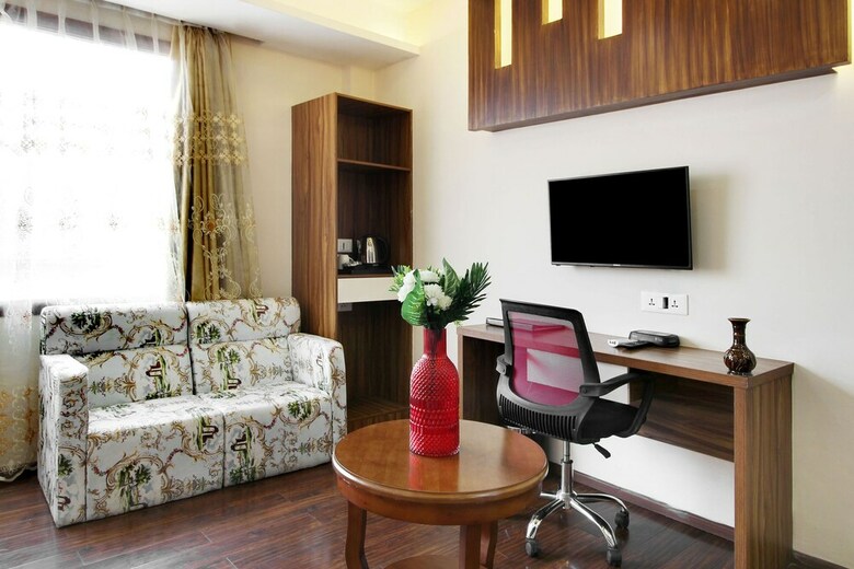 Capital O 28688 The Saffron Hotel