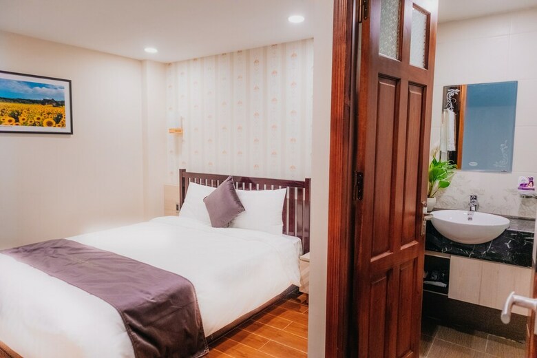 Silent Night Dem Lanh Hotel