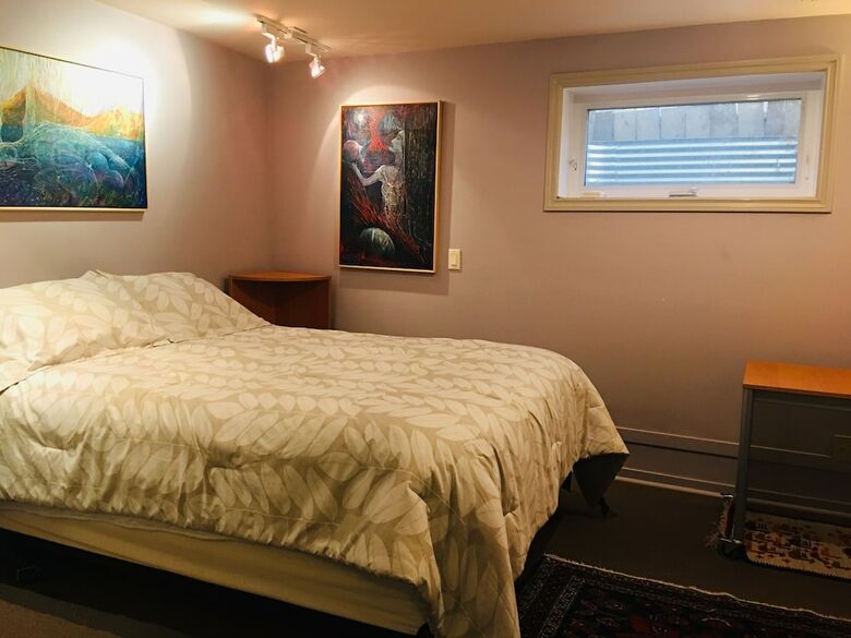 Bed & Breakfast Mediterranean Edmonton Bnb