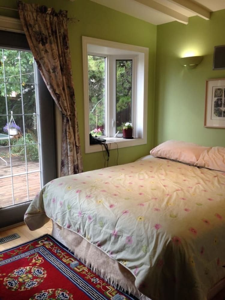 Bed & Breakfast Mediterranean Edmonton Bnb