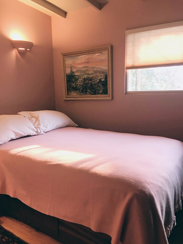 Bed & Breakfast Mediterranean Edmonton Bnb