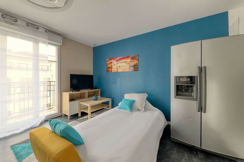 Bussy Downtown Apartment