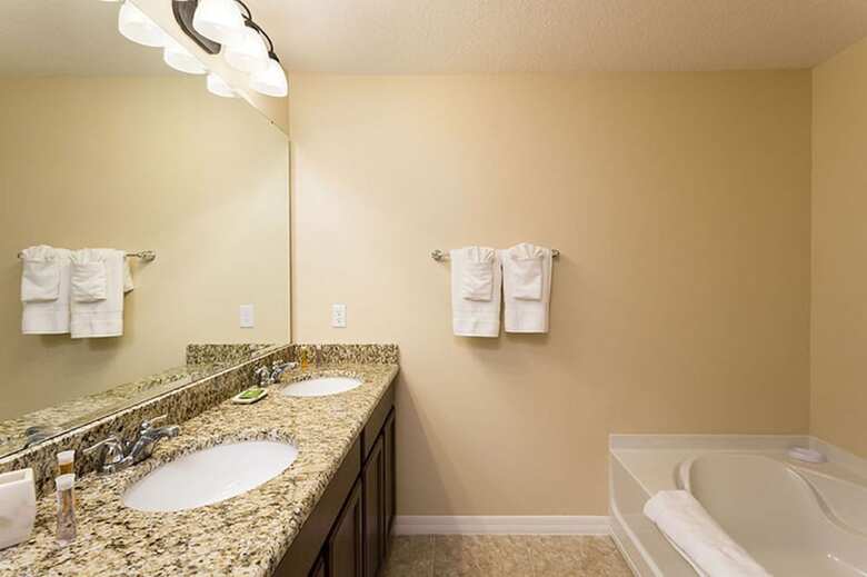 Spacious Vacation Home With Pool Tw2825