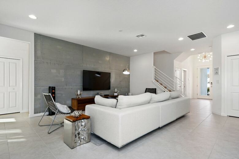 Stunning Vacation Home So3890