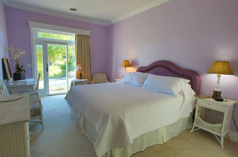 Bed & Breakfast Inntiquity A Country Inn
