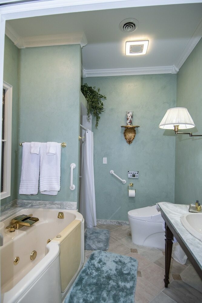 Bed & Breakfast Inntiquity A Country Inn