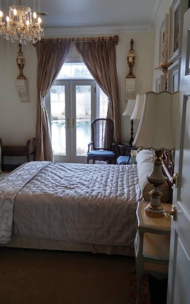Bed & Breakfast Inntiquity A Country Inn