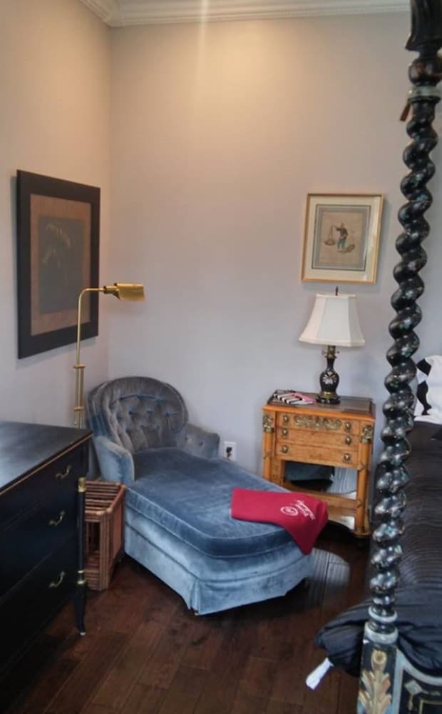Bed & Breakfast Inntiquity A Country Inn