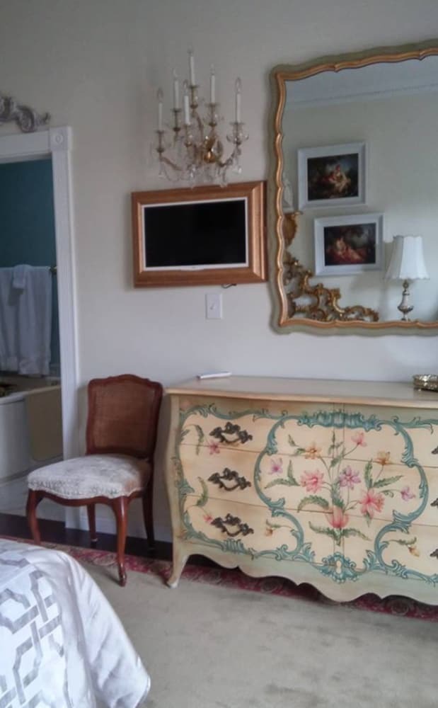Bed & Breakfast Inntiquity A Country Inn