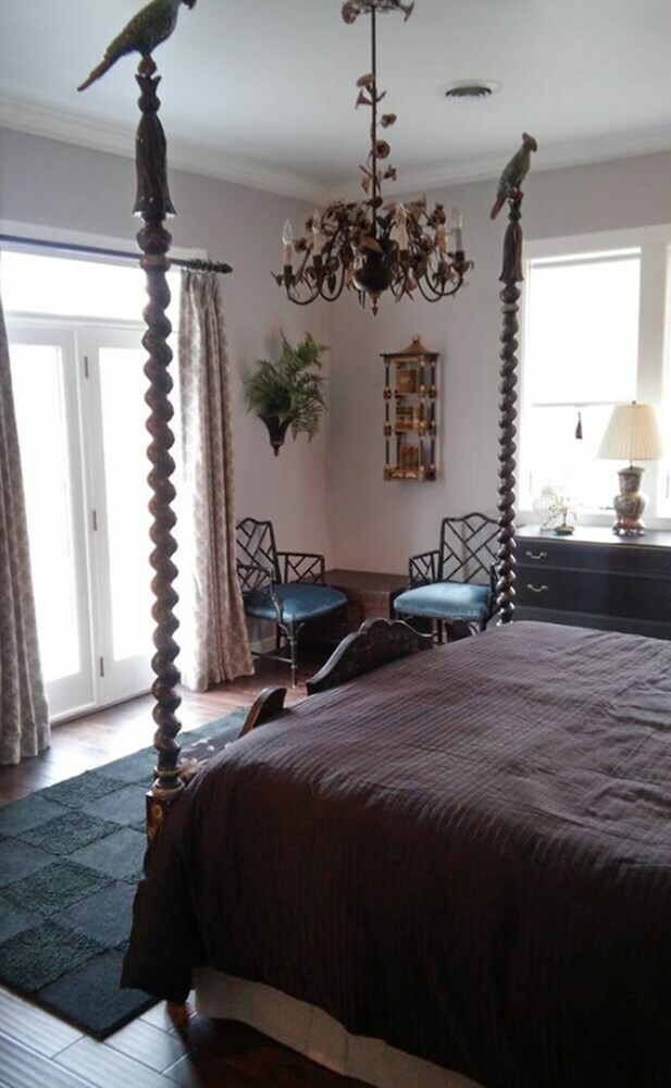 Bed & Breakfast Inntiquity A Country Inn
