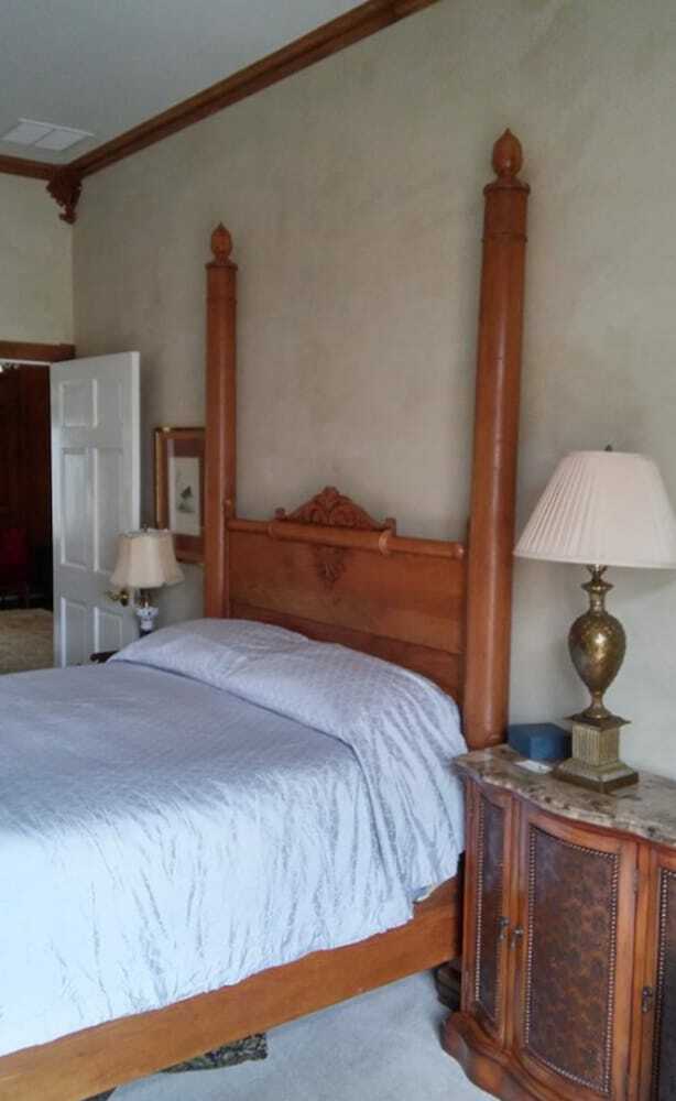 Bed & Breakfast Inntiquity A Country Inn