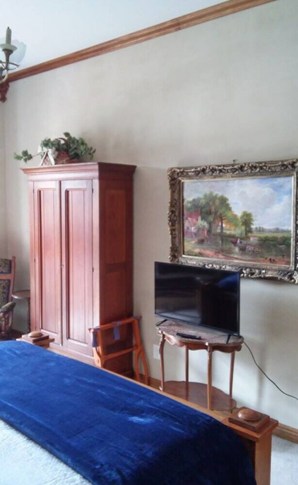 Bed & Breakfast Inntiquity A Country Inn